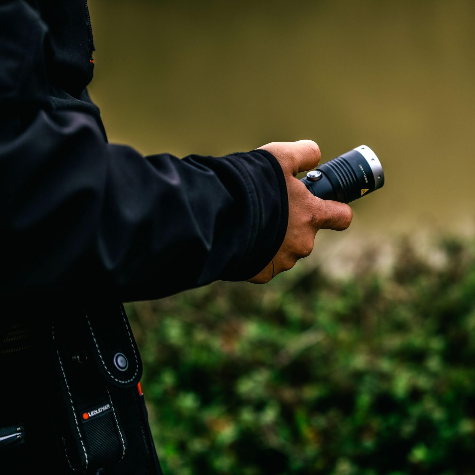 Ledlenser MT6 Outdoor Taschenlampe LED, INKL. Batterien 3xAA, 600 Lumen, fokussierbar